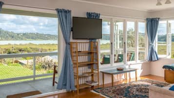 3 Bedroom Bungalow Sea Views | Living area