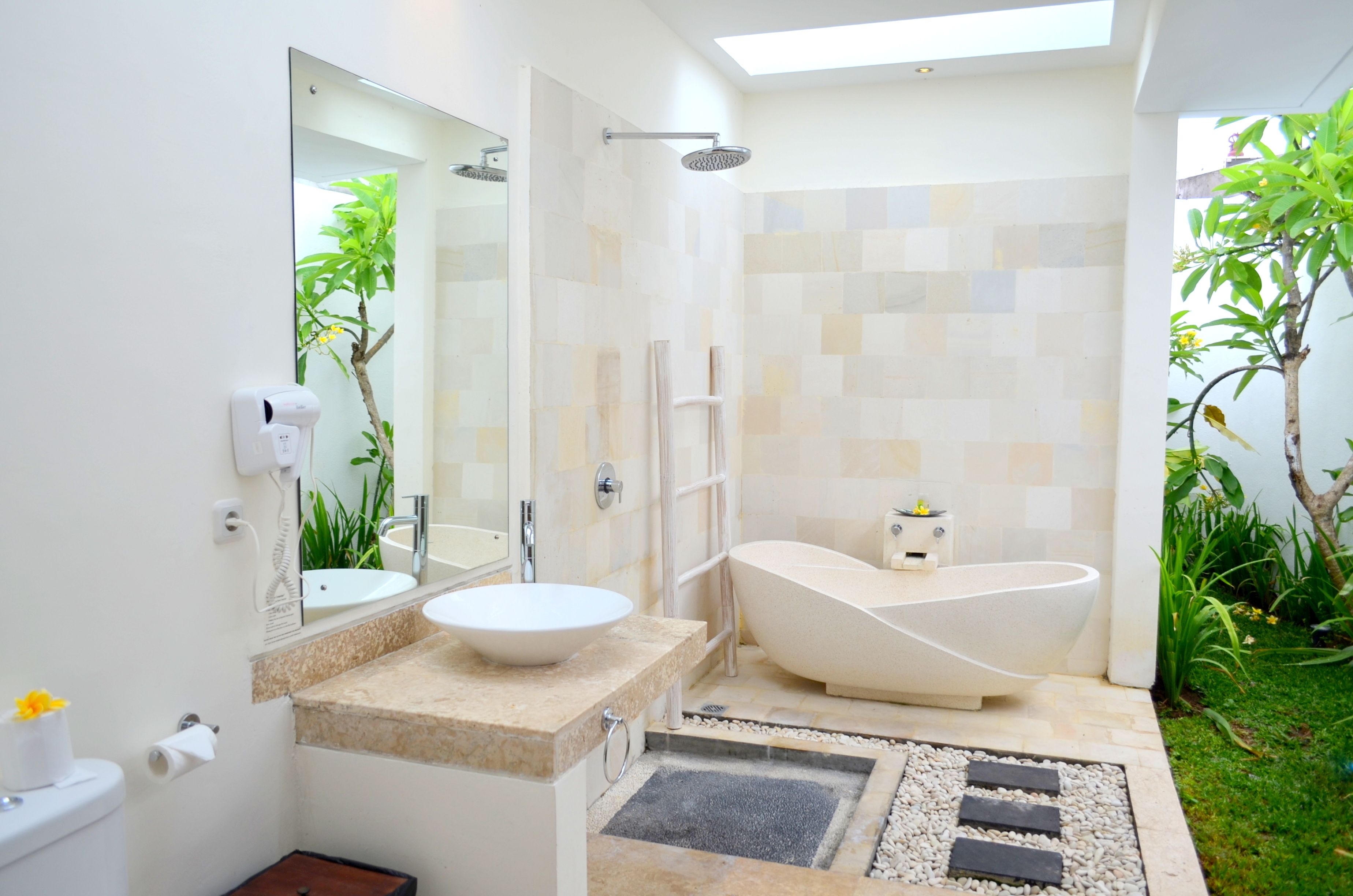 Separate bathtub and shower, deep-soaking bathtub, rainfall showerhead