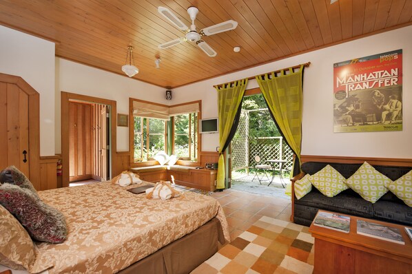 أغطية فراش متميزة وأسرّة تيمبور بديك وخزنة داخل الغرفة