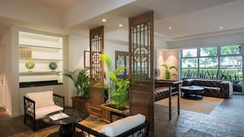 Bar de vinos con vistas al jardín (abre todos los días)