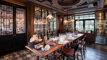 2 restaurants, spécialités Cuisine internationale