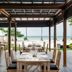 2 restaurants, breakfast, lunch, dinner served; international cuisine