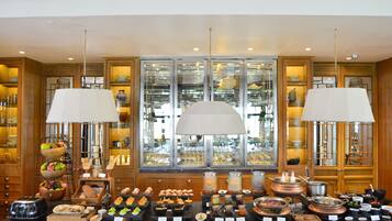 Free daily cooked-to-order breakfast