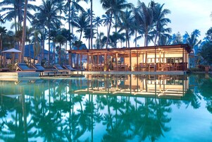 2 restaurantes; se sirve desayuno, almuerzo y cena; cocina internacional