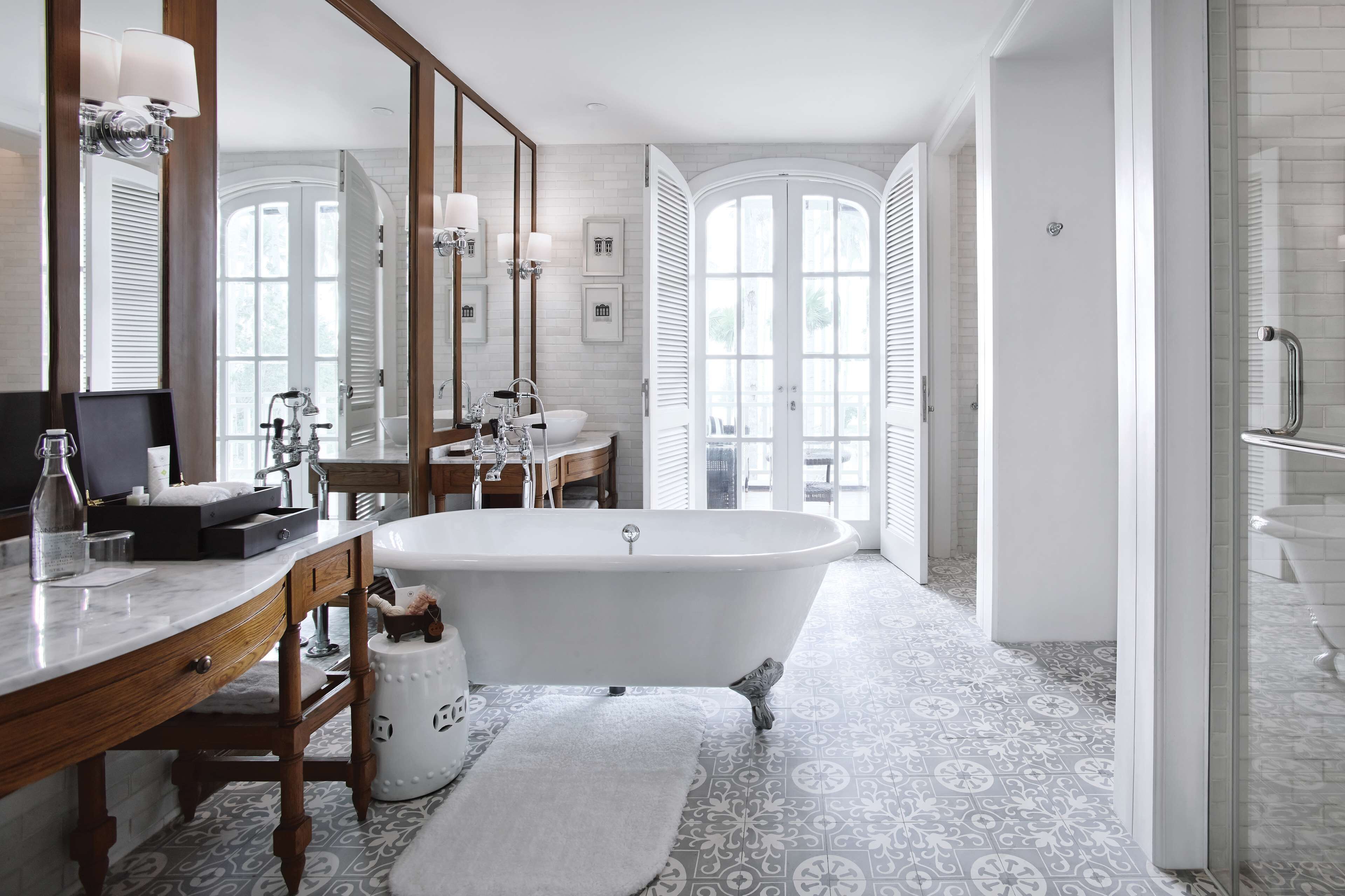 suite (sanchaya) | bathroom | separate bathtub and shower, deep-soaking bathtub, free toiletries