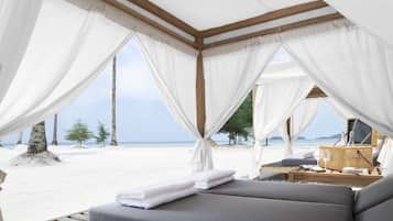 Plage privée, sable blanc, cabines gratuites, chaises longues