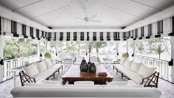 Villa, 4 Schlafzimmer | Wohnbereich | 32-Zoll-LCD-Fernseher mit Kabelempfang, Fernseher, iPad