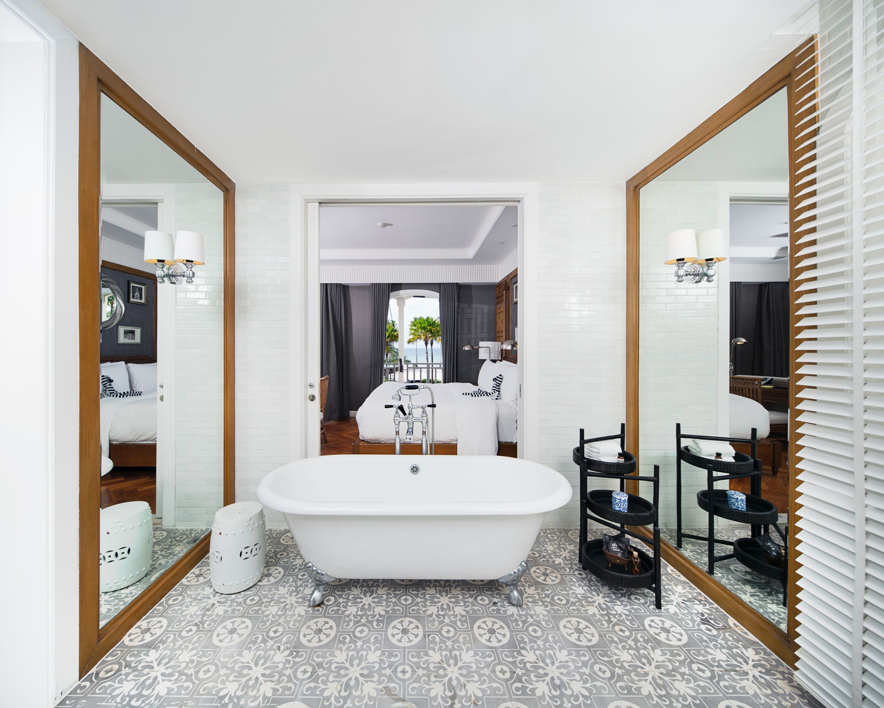 Une salle de bain avec une baignoire sur pieds, un miroir, un lavabo et des toilettes.