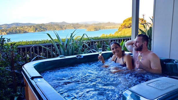 A hot tub with a view of a lake and mountains. - Tarltons Lodge (Paihia)