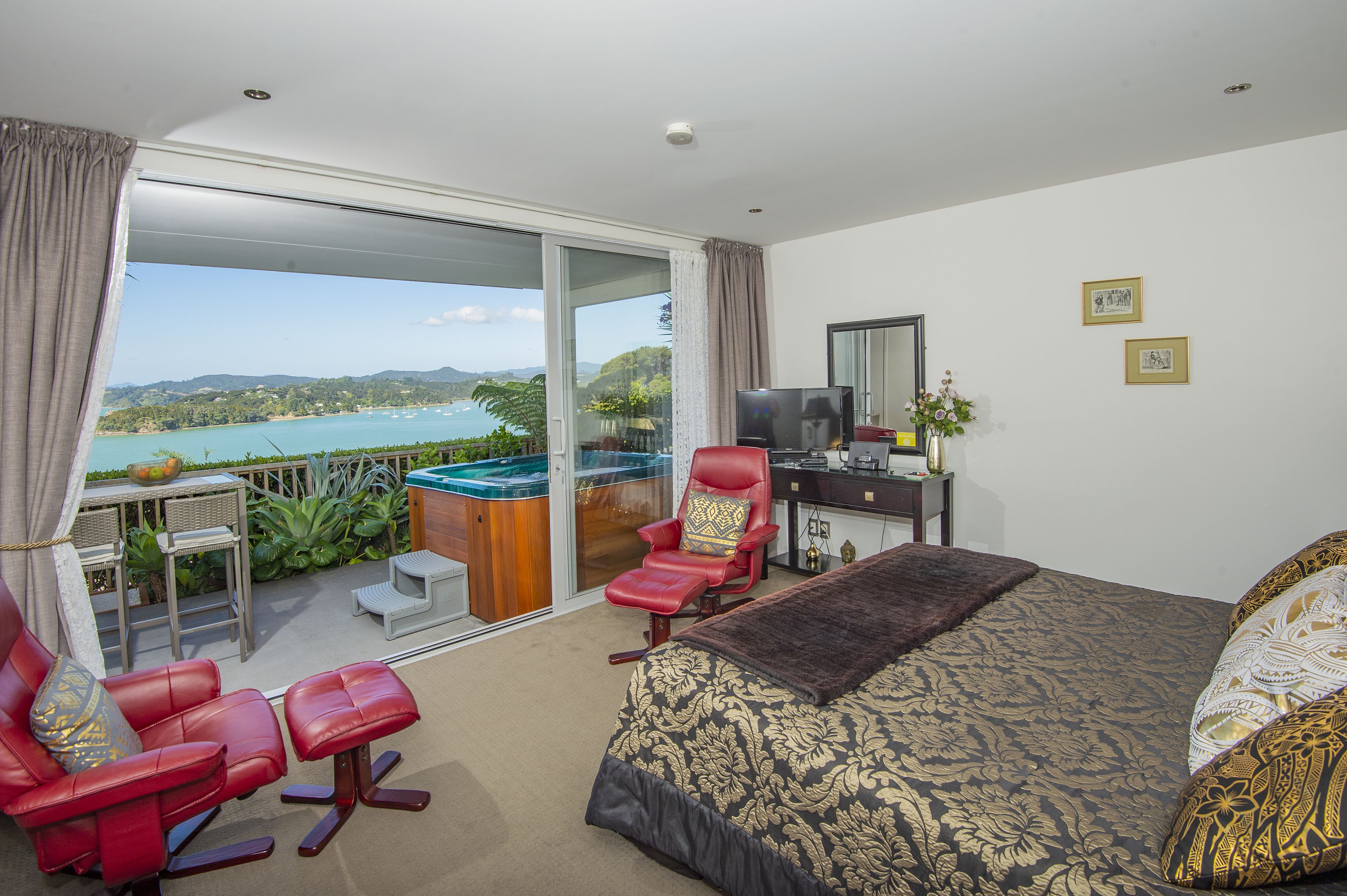 Ropa de cama de alta calidad y caja de seguridad en la habitación 