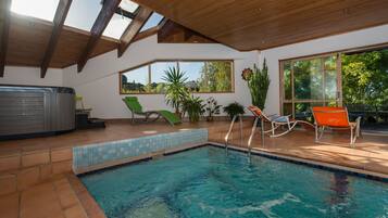 Indoor pool, sun loungers