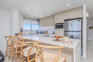 Departamento Premium, 2 habitaciones, vista al océano, frente al mar | Cocina privada | Refrigerador con congelador, microondas, horno y parrilla de estufa