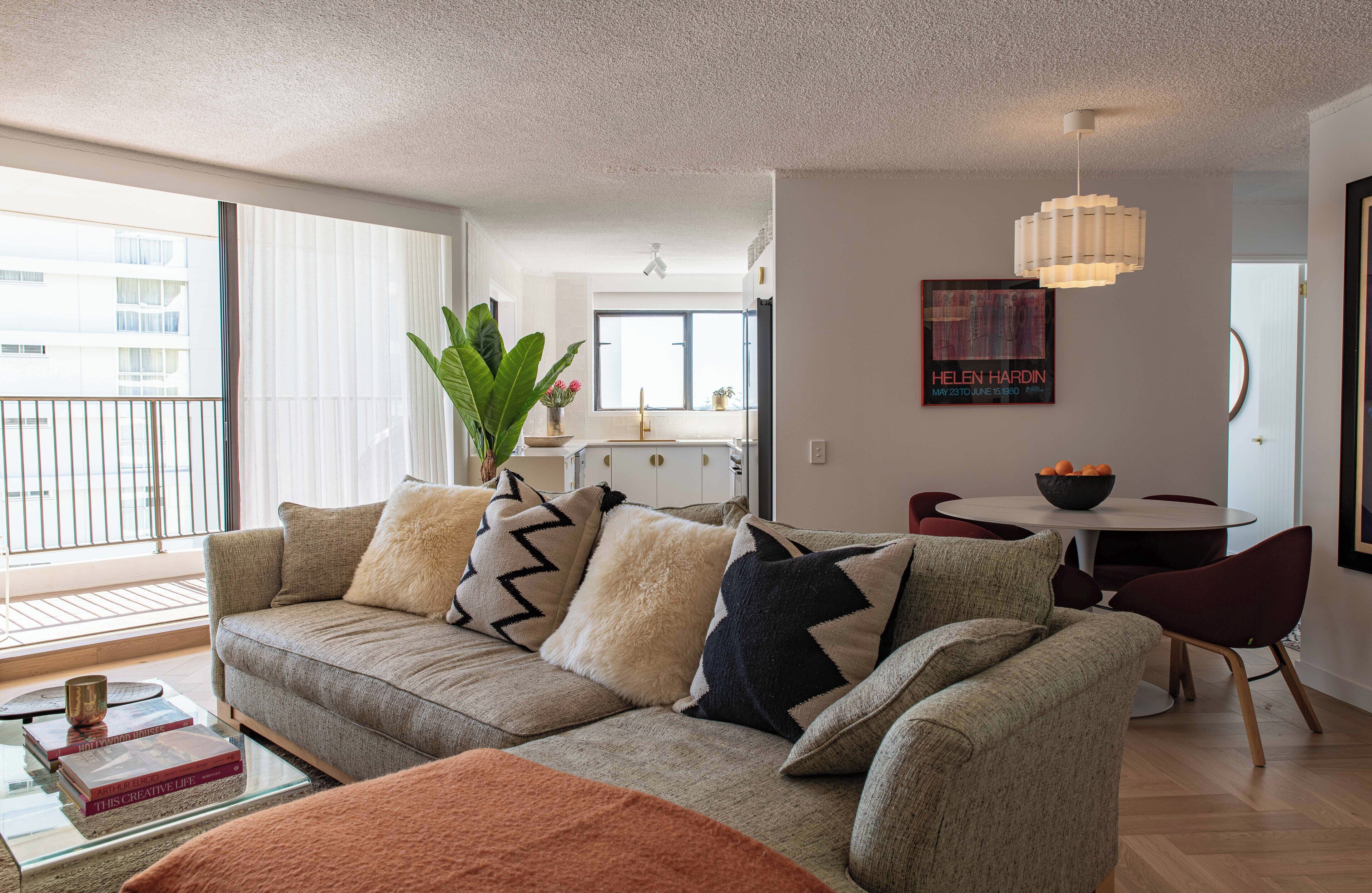 スーペリア アパートメント | リビング エリア | 48 インチの薄型テレビ (ケーブル放送視聴可)、テレビ