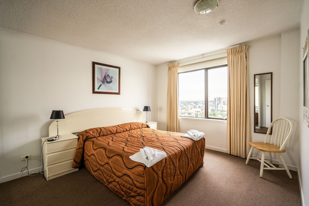 2 bedrooms, individually decorated, individually furnished