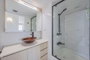 Premium Apartment, 2 Bedrooms, Ocean View, Sea Facing | Bathroom | Hair dryer, towels, toilet paper - Horizons Holiday Apartments (Burleigh Heads)