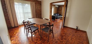 Two Bedroom Apartment with Garden | In-room dining - Yarra Valley Motel (Lilydale)