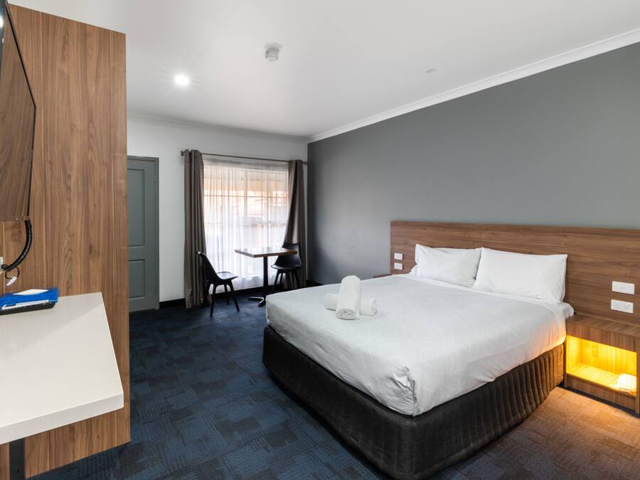 Deluxe tweepersoonskamer | Een kluis op de kamer, geluiddichte muren, een strijkplank/strijkijzer