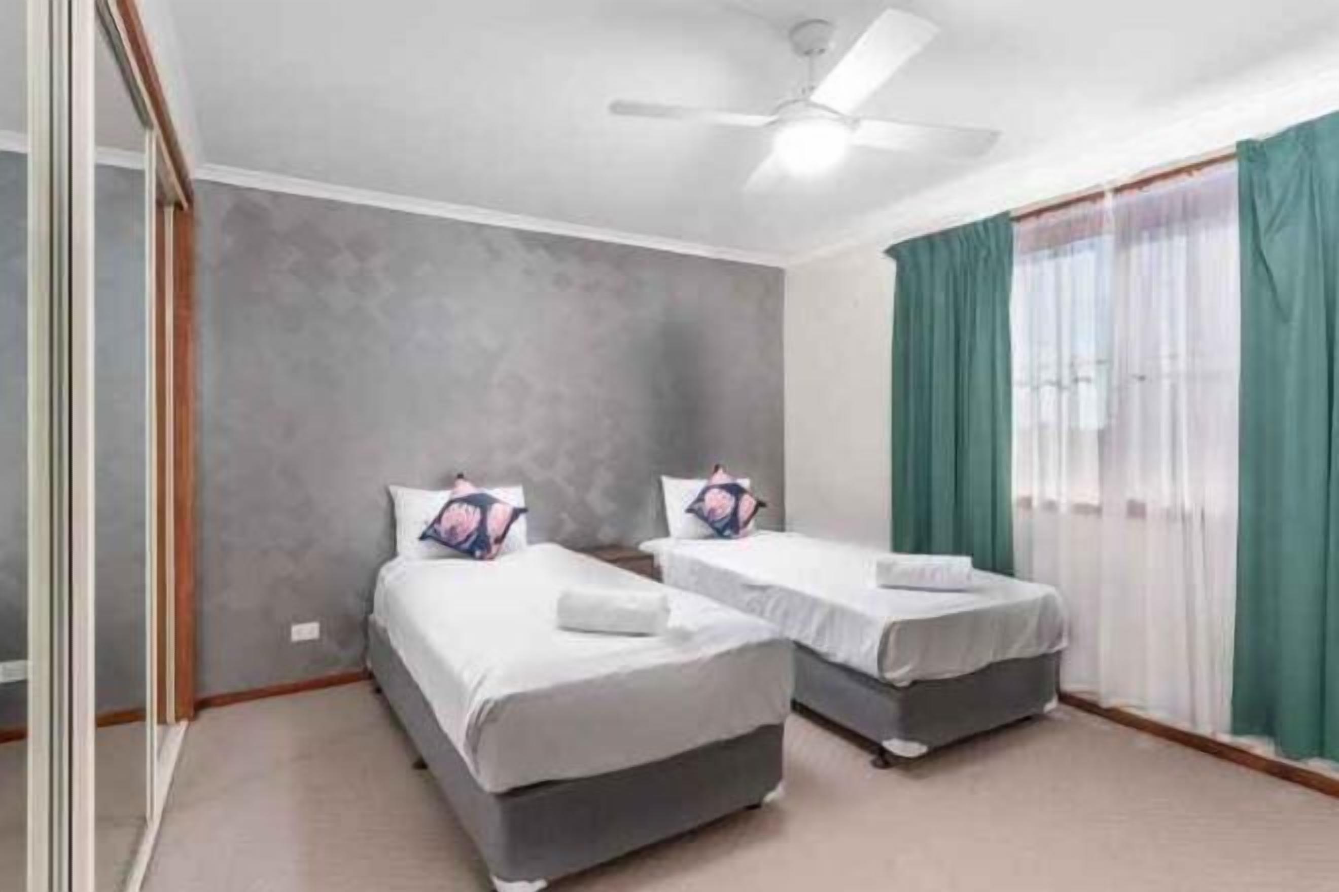 In-room safe, soundproofing, iron/ironing board, free WiFi