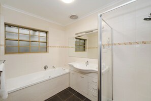 Two Bedroom Apartment with Garden | Bathroom | Shower, free toiletries, hair dryer, slippers - Yarra Valley Motel (Lilydale)