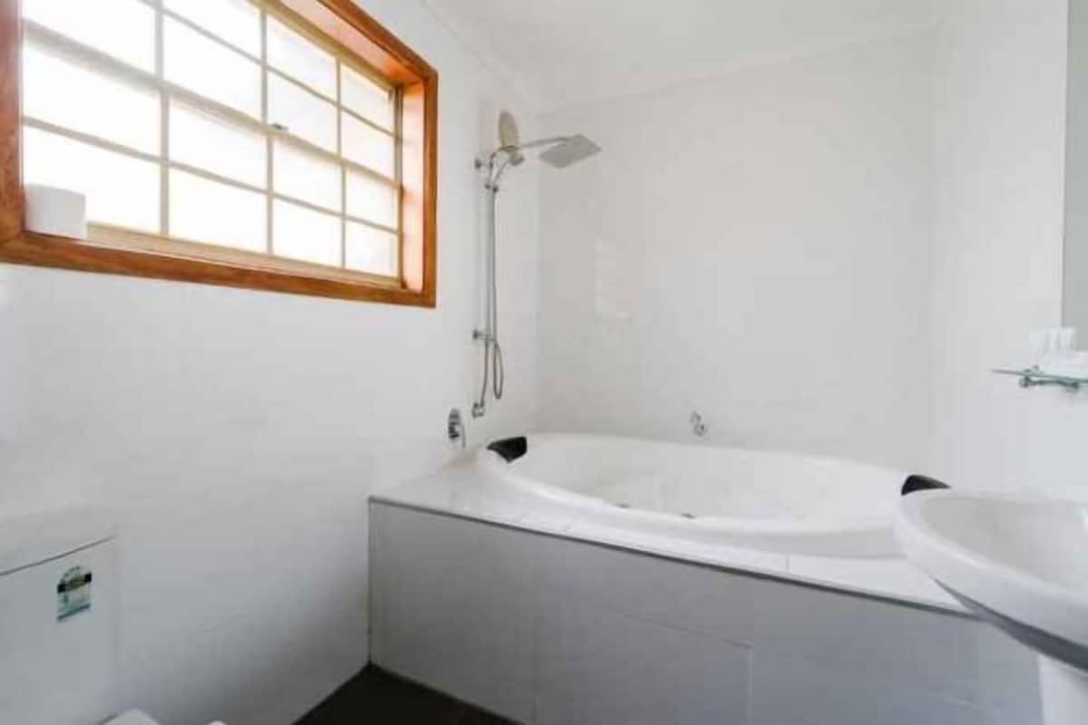 Bathroom | Shower, free toiletries, hair dryer, slippers