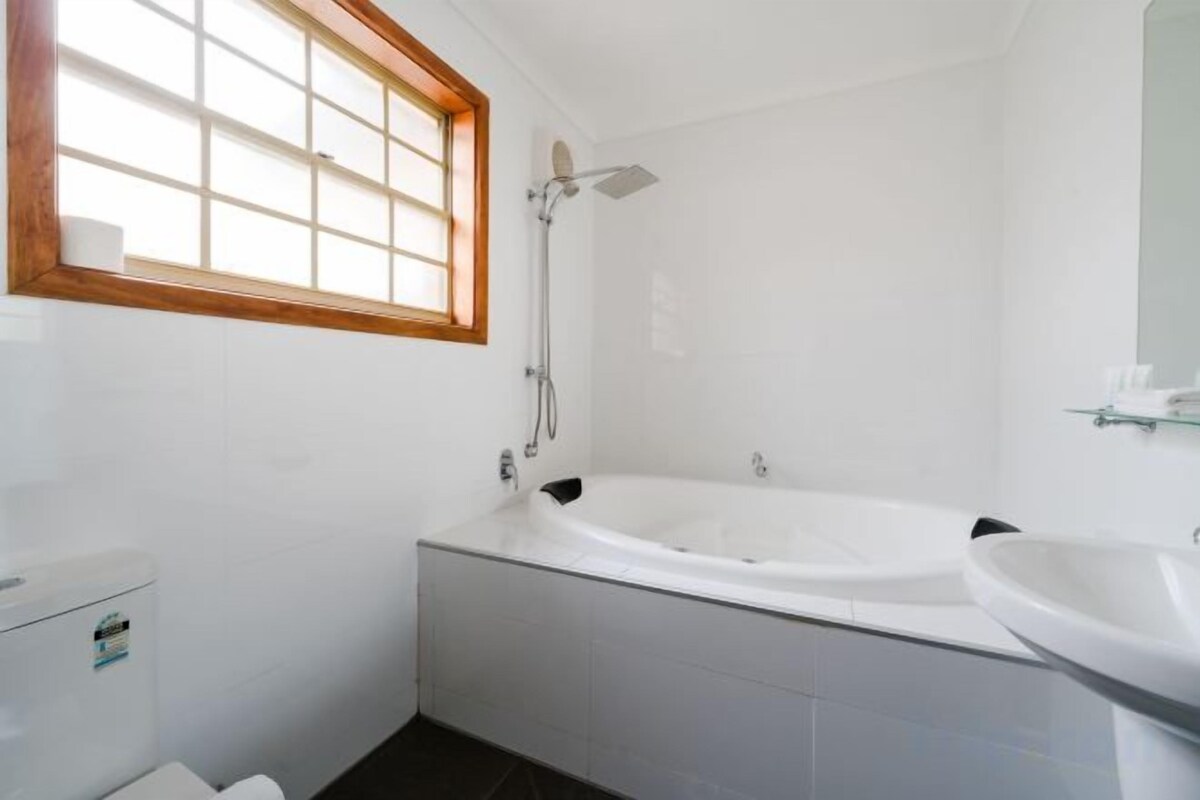 Bathroom | Shower, free toiletries, hair dryer, slippers