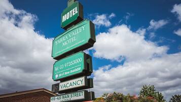 A motel sign with the name Yarra Valley Motel, contact information, and a vacancy notice.