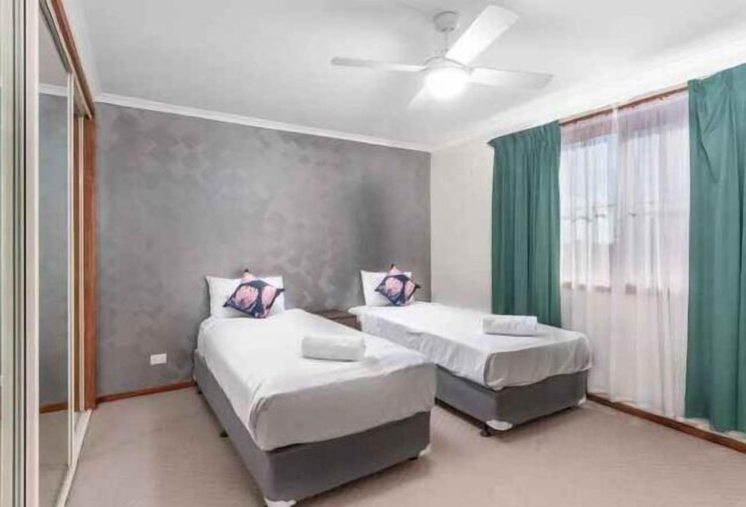 In-room safe, soundproofing, iron/ironing board, free WiFi