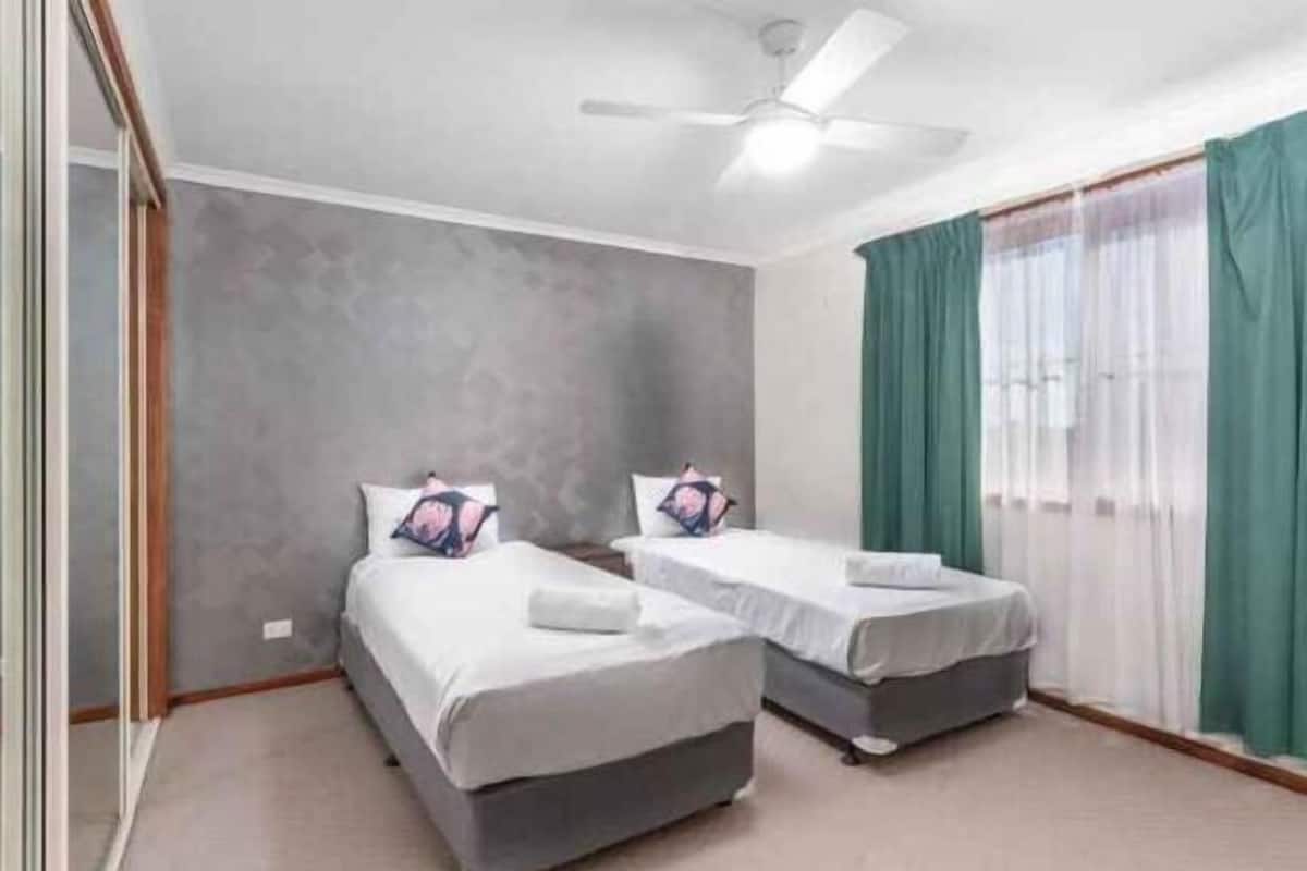 In-room safe, soundproofing, iron/ironing board, free WiFi