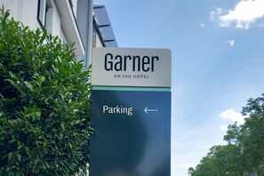 Self parking (EUR 10 per night) - Garner Hotel Hamburg Wandsbek Marktplatz by IHG (Hamburg)