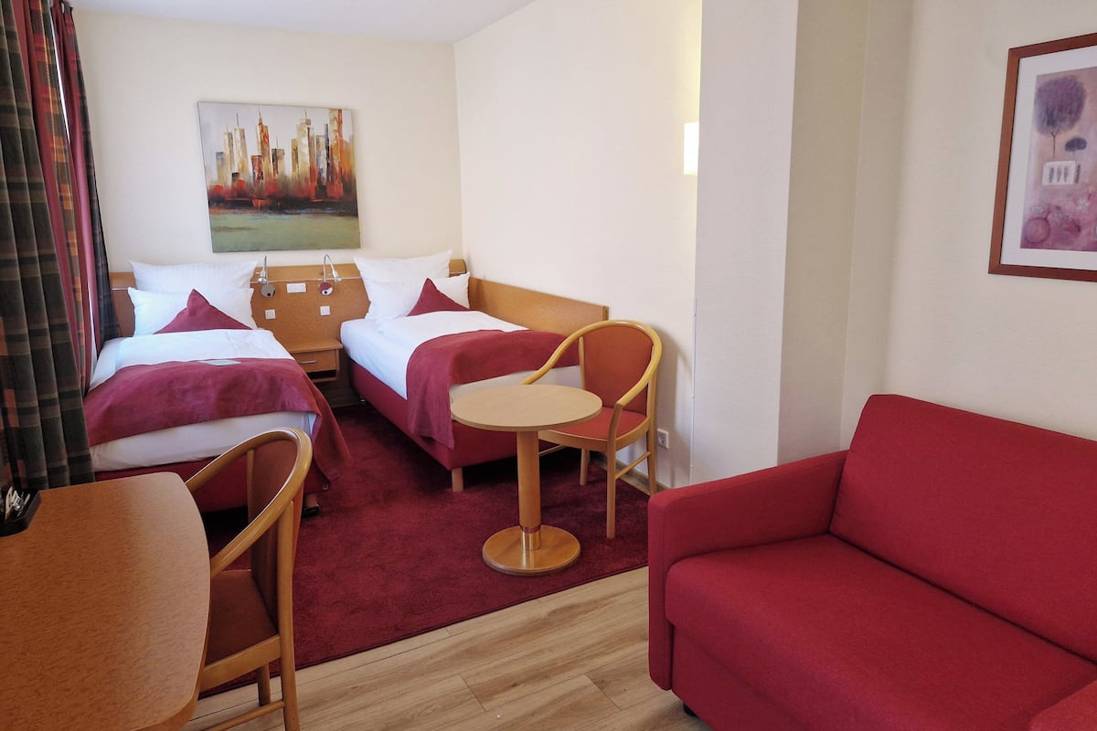 Premium-værelse - flere senge (Family Room, Furnished Balcony) | Pengeskab på værelset, skrivebord, lydisolering, strygejern/strygebræt