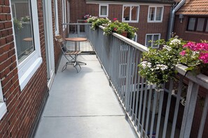 Quarto família, várias camas, sacada (Premium, Furnished Balcony) | Cofres nos quartos, escrivaninha, quartos à prova de som