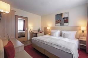 In-room safe, desk, soundproofing, iron/ironing board - Garner Hotel Hamburg Wandsbek Marktplatz by IHG (Hamburg)