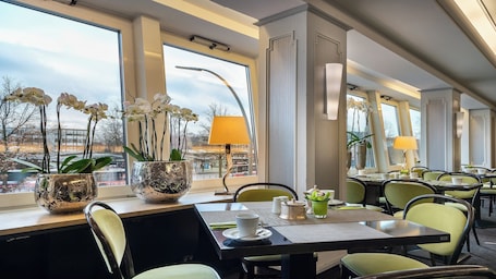 Café da manhã com buffet diÔrio (EUR 17 por pessoa)