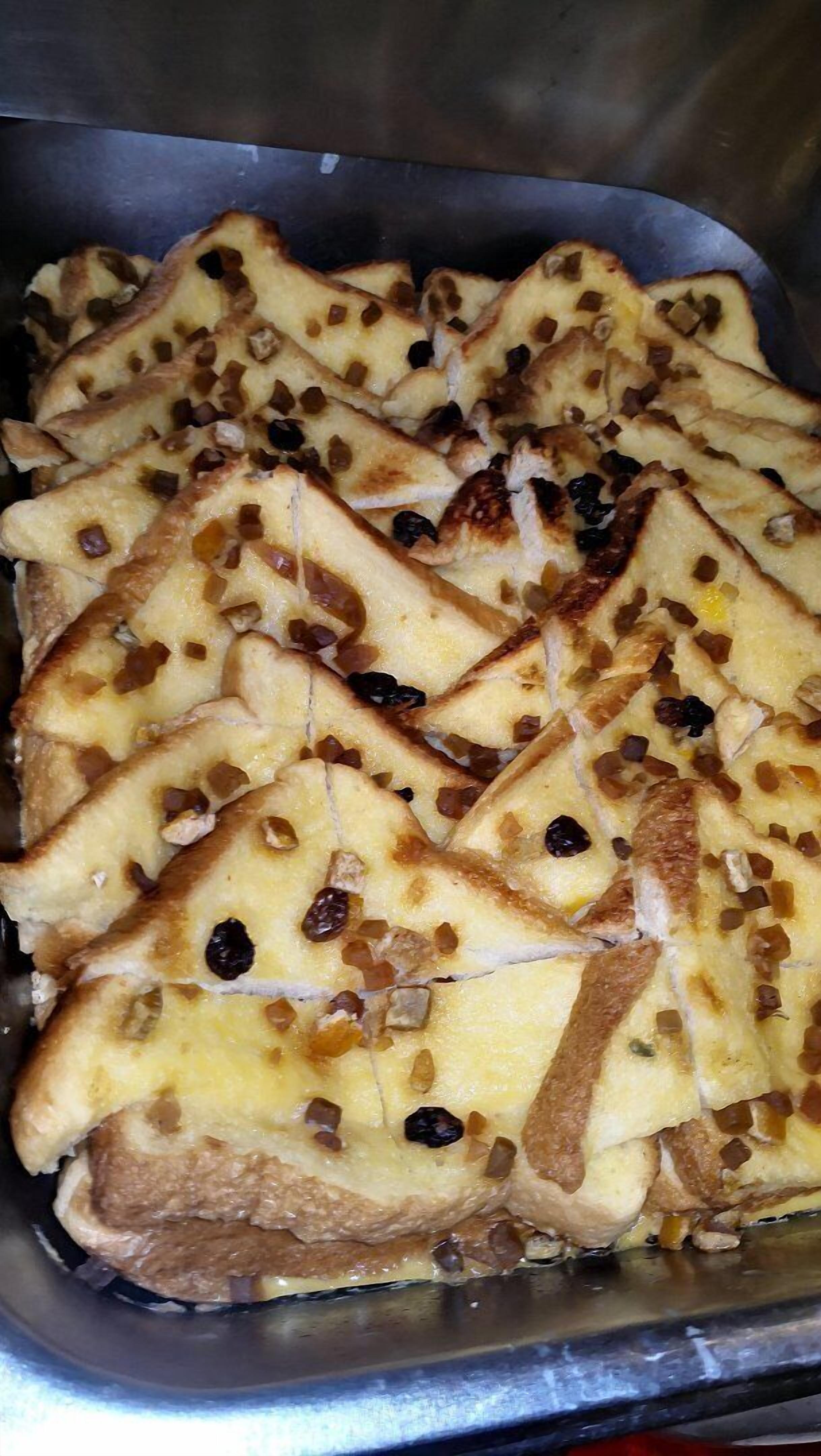 Una bandeja de pan horneado con pasas y nueces.