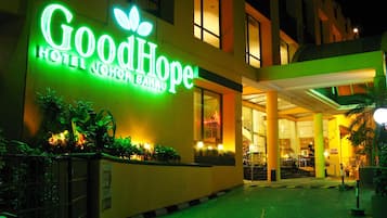 Fachada de la propiedad por la tarde o noche