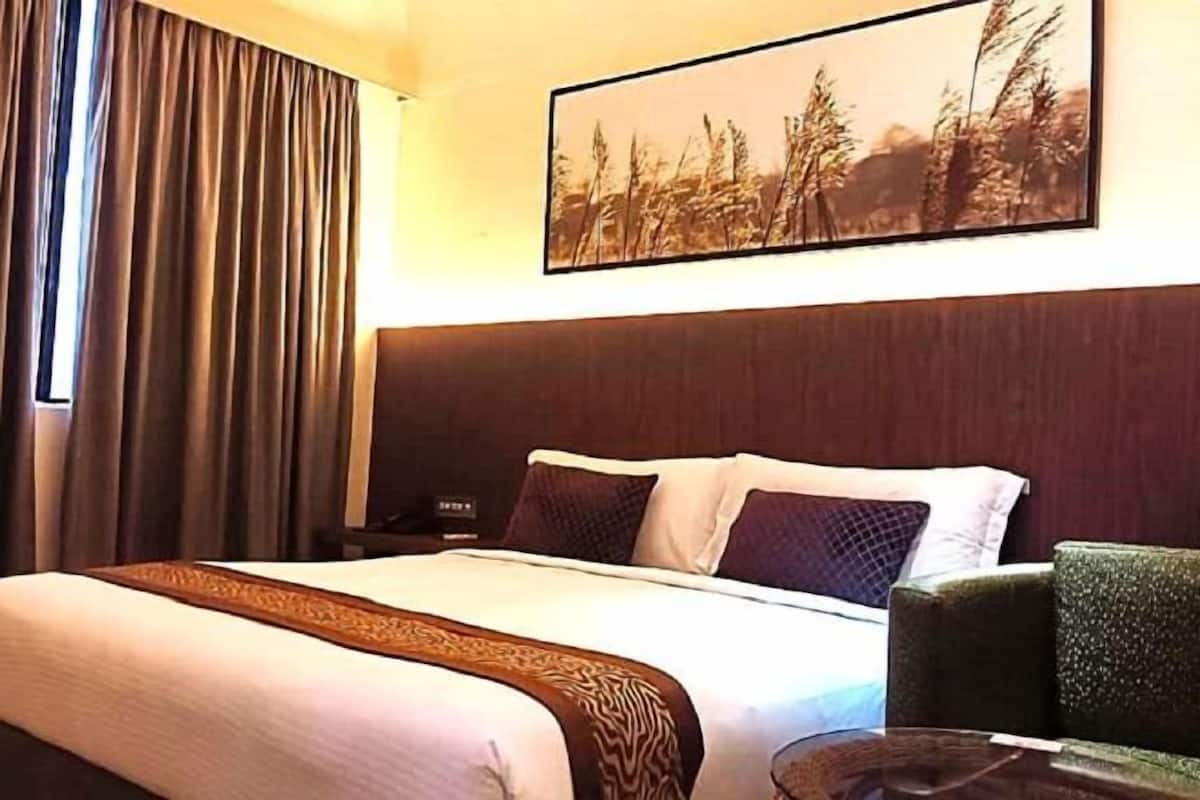 Desk, rollaway beds, free WiFi, bed sheets