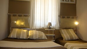Soundproofing, iron/ironing board (on request), free WiFi, bed sheets - Hôtel de l' Ariana (Marseille)