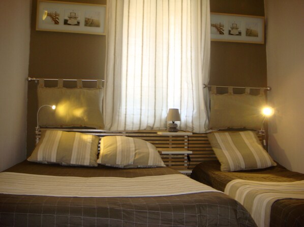 Sistema de insonorización, tabla de planchar con plancha, wifi gratis