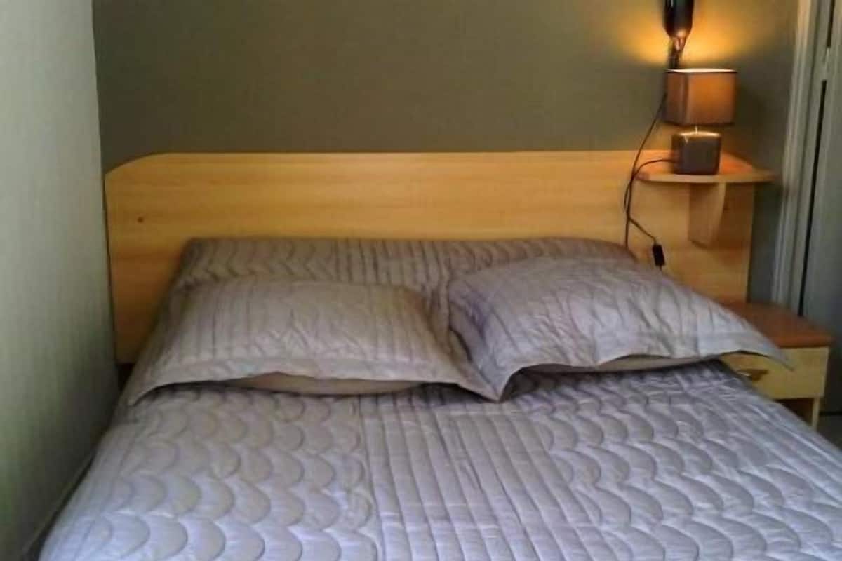 Standaard kamer, privébadkamer (with shared toilet) | Geluiddichte muren, een strijkplank/strijkijzer, gratis wifi, beddengoed