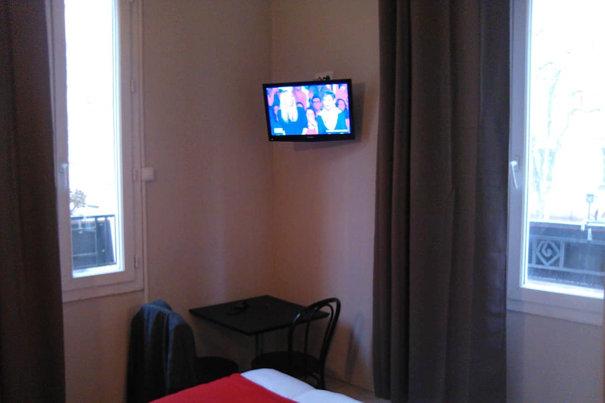 Classic Double Room | Soundproofing, iron/ironing board, free WiFi, bed sheets