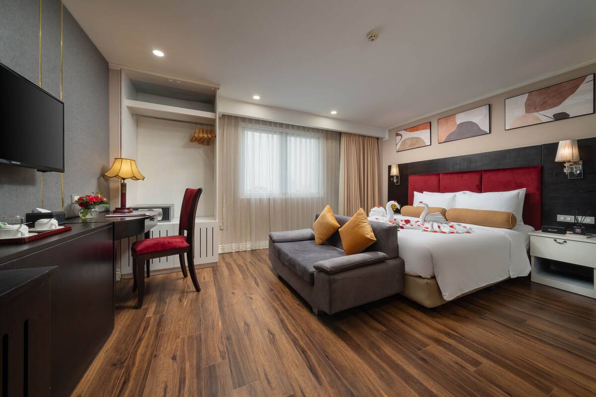 Junior Suite, Bathtub, City View | Premium bedding, pillowtop beds, minibar, in-room safe