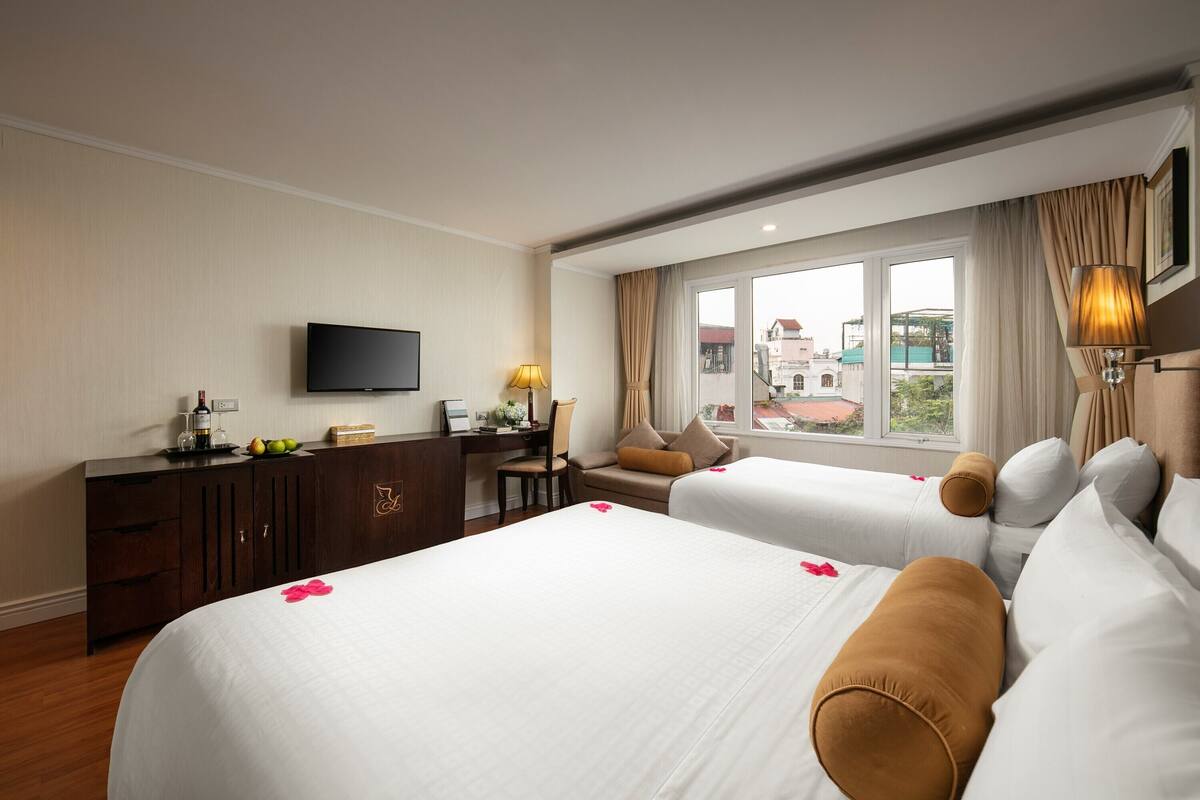 Premium bedding, pillowtop beds, minibar, in-room safe
