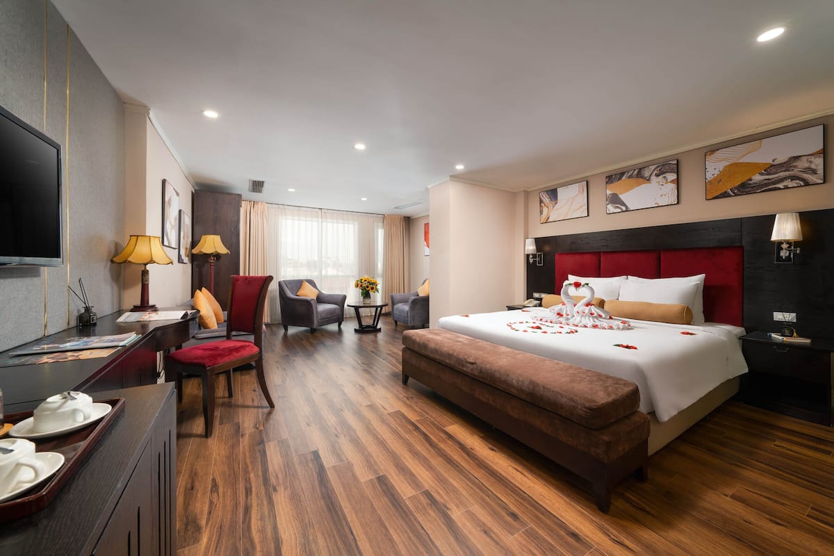 Grand Suite, 1 King Bed, Bathtub, City View | Premium bedding, pillowtop beds, minibar, in-room safe