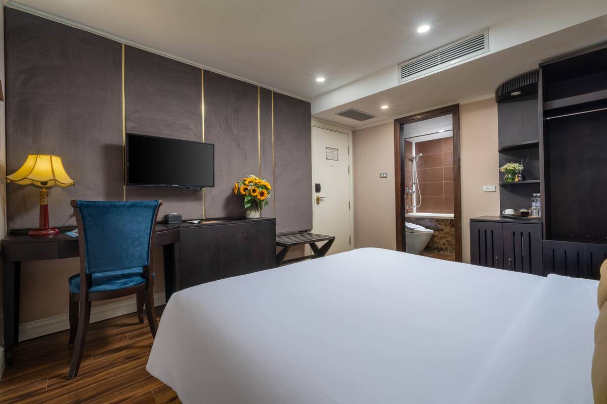 Premium bedding, pillowtop beds, minibar, in-room safe