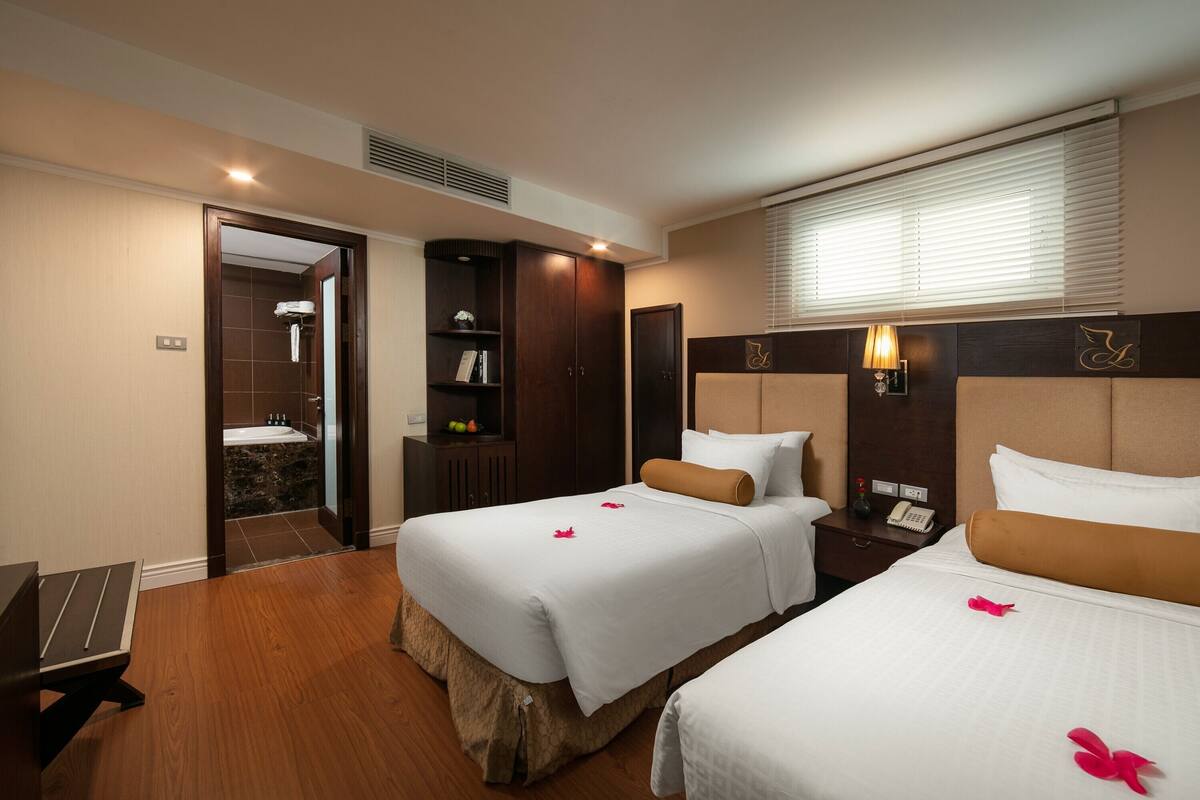 Premium bedding, pillowtop beds, minibar, in-room safe