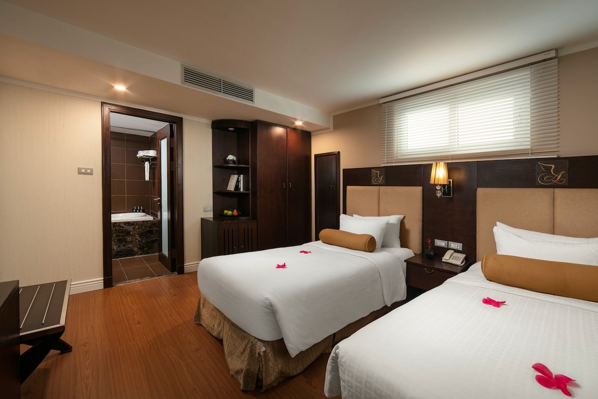 Premium bedding, pillowtop beds, minibar, in-room safe