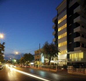 Fachada da propriedade à noite