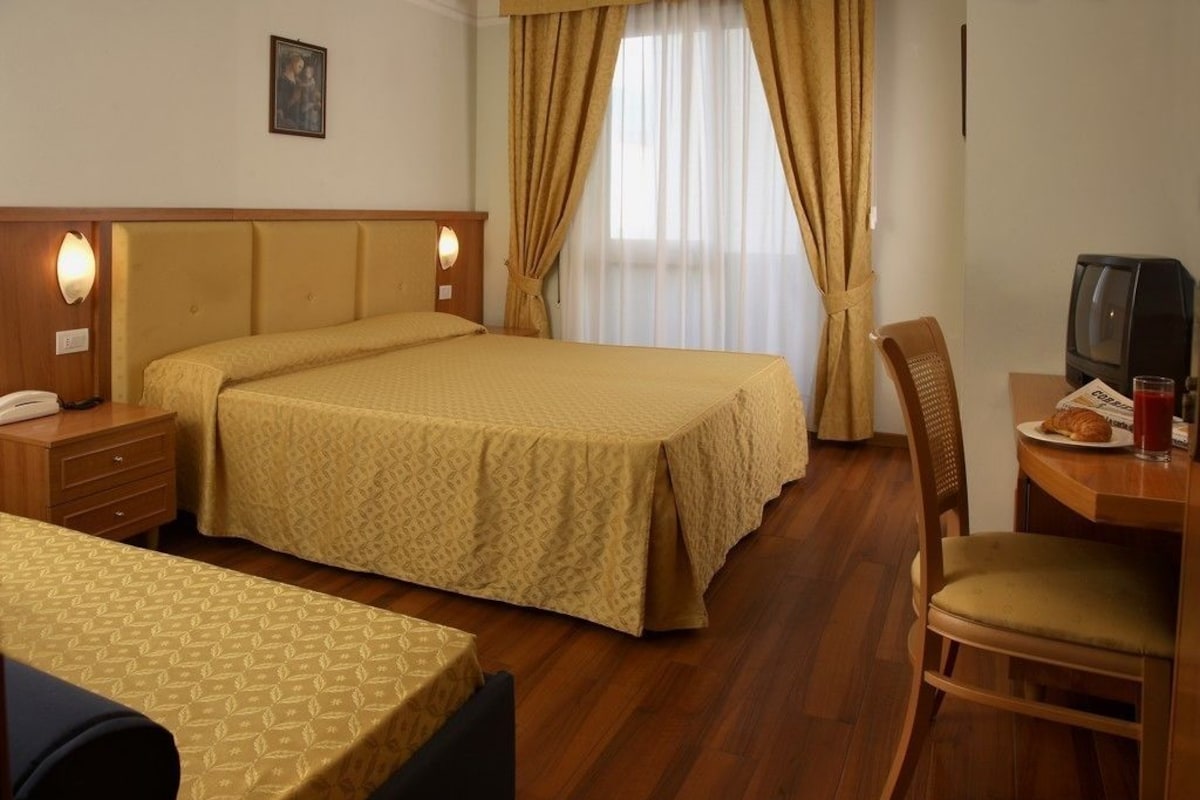 Quarto casal conforto, sacada, vista parcial para o mar | Cofres nos quartos, berços (sobretaxa), Wi-Fi de cortesia