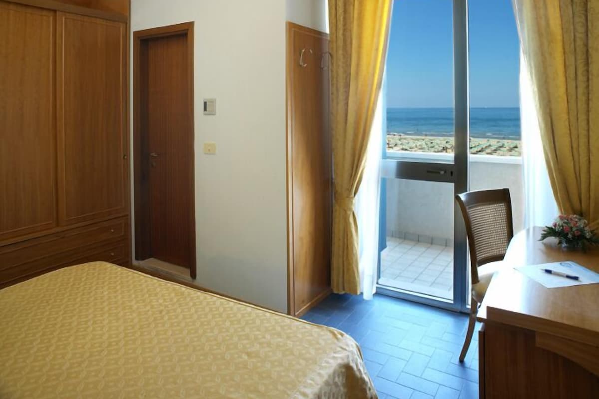Quarto casal conforto, sacada, vista para o mar (parziale) | Cofres nos quartos, berços (sobretaxa), Wi-Fi de cortesia