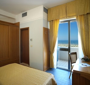 Quarto casal conforto, sacada, vista para o mar (parziale) | Cofres nos quartos, berços (sobretaxa), Wi-Fi de cortesia